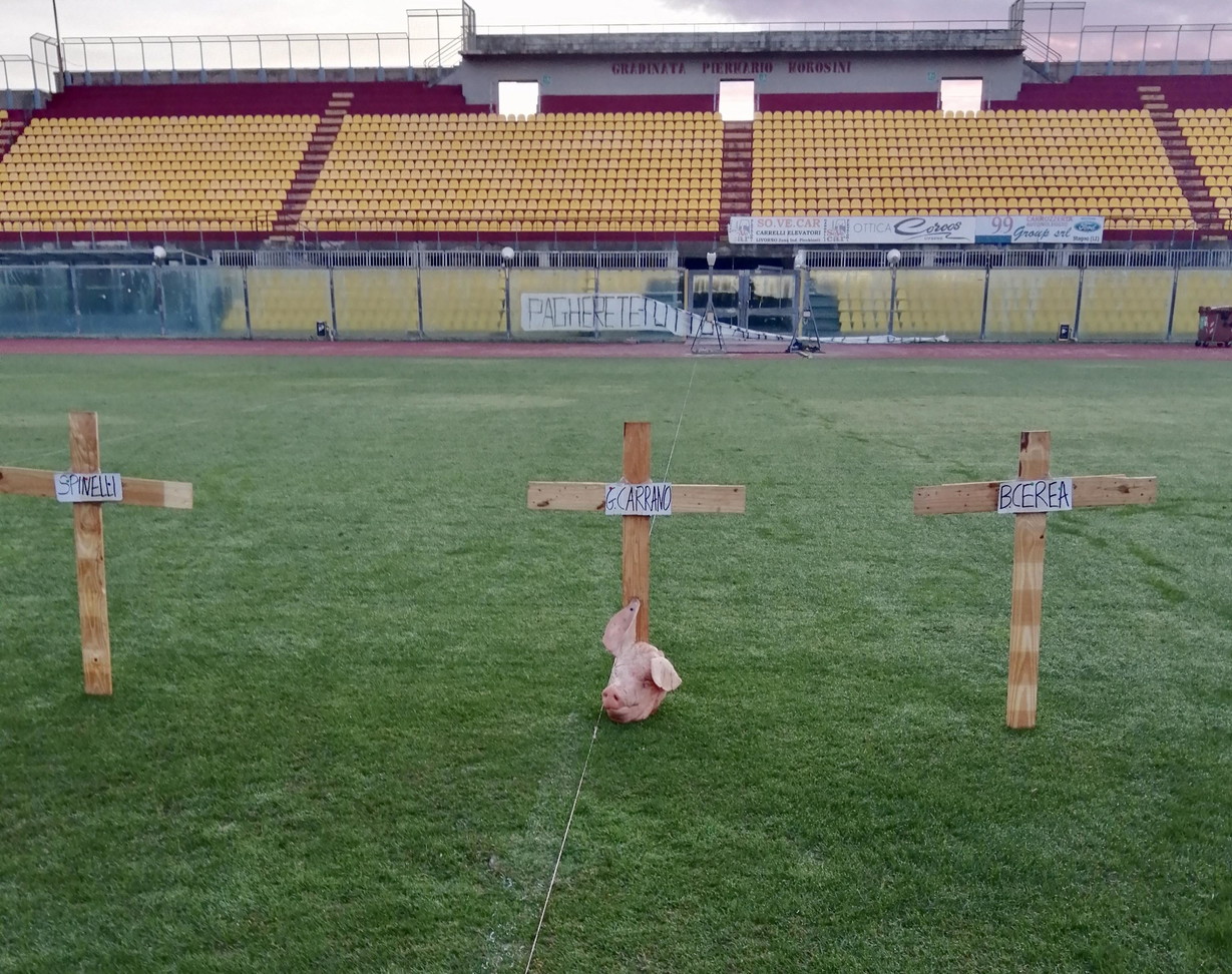Macabro ritrovamento. Testa di maiale e 3 croci sul prato dello stadio di Livorno, indagano i Carabinieri