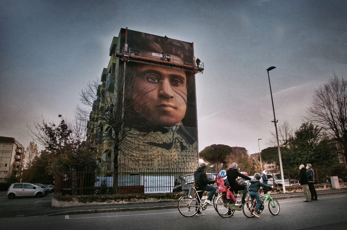Maxi murale. Jorit torna all’opera all’Isolotto, un grande ritratto di Gramsci su edificio popolare