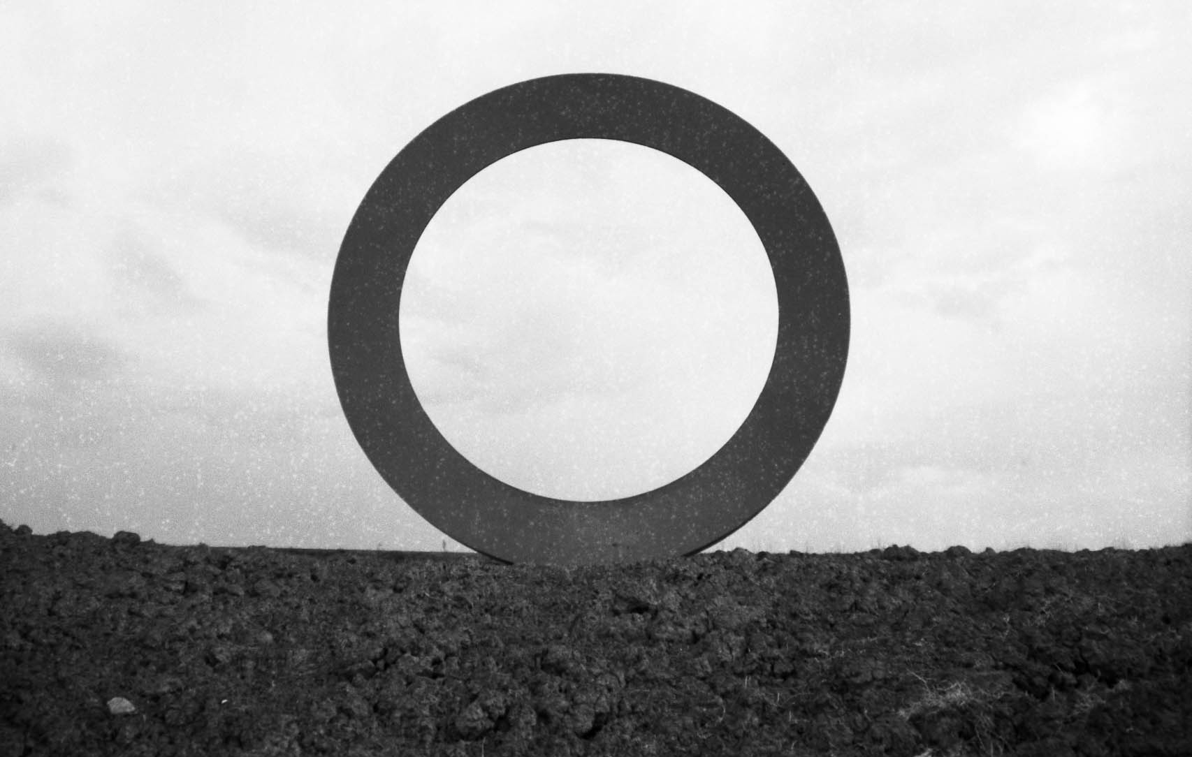 Sulla soglia di un segno. L’arte ambientale di San Gimignano e Volterra attraverso gli scatti Rolleiflex di Carlotta Bertelli