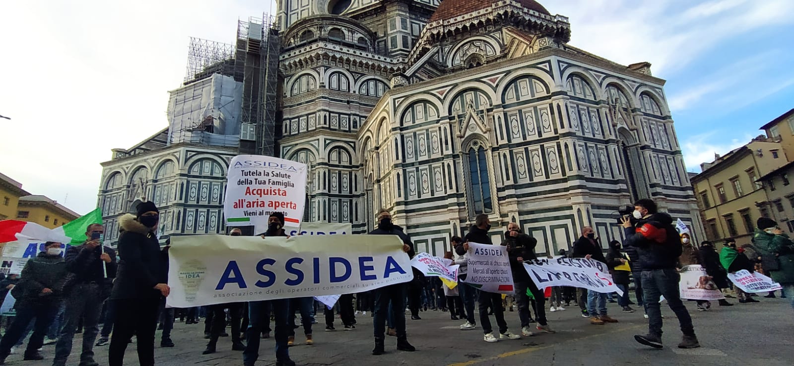 Ambulanti manifestano in piazza Duomo a Firenze. Lettera a Giani. “Siamo allo stremo. Vogliamo solo poter lavorare”