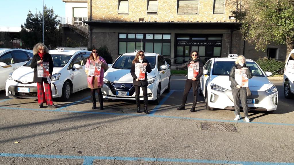 “Tutti taxi per amore”. Libri e audio a bordo delle auto Socota 4242 contro la violenza di genere