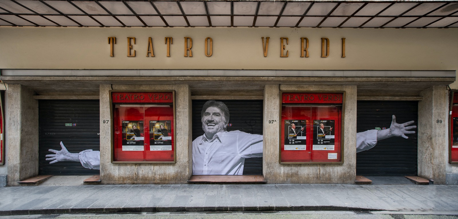 Omaggio a Gigi. Foto larga 7 metri al Teatro Verdi per il saluto a Proietti