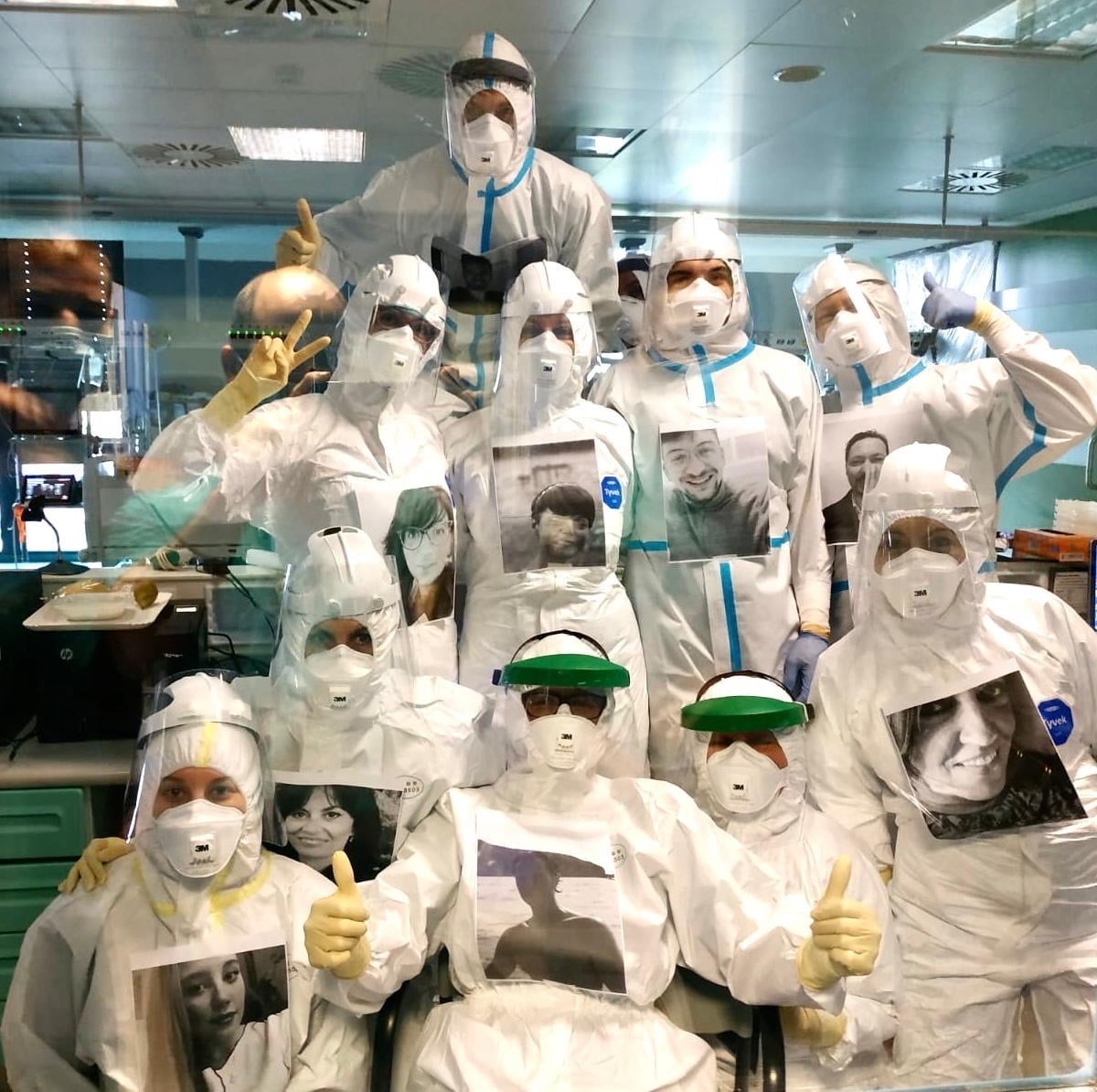 Coronavirus. Prato, infermieri con foto dei loro volti sulle tute. «Così più vicini ai pazienti»