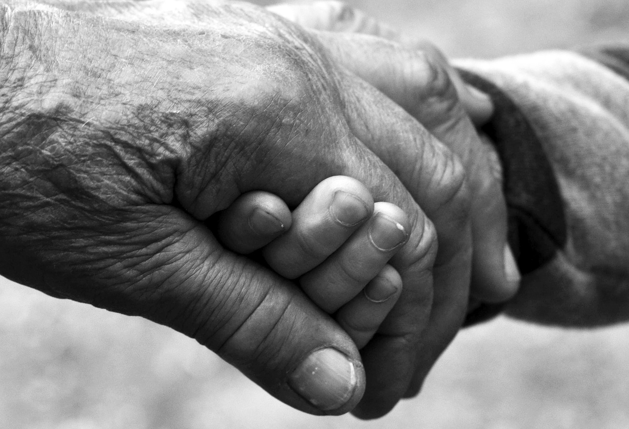 Un ponte senza età. Progetto unisce giovani e anziani contro l’isolamento