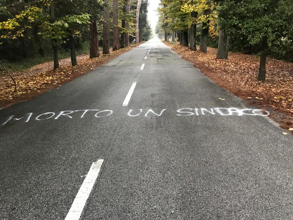 Messaggio inquietante. Scritta contro il primo cittadino, «Morto un sindaco»
