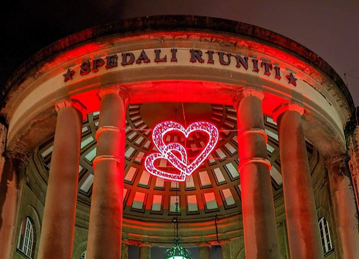 L’abbraccio di Livorno. Un grande cuore sotto la cupola dell’ospedale, dedicato a sanitari e vittime del Covid
