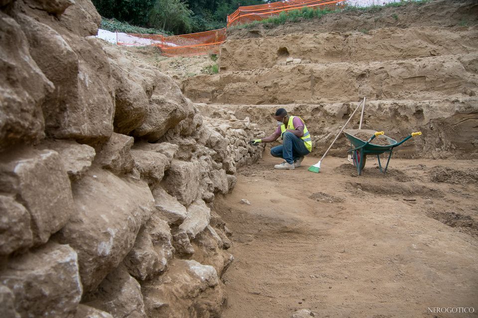 Lavori nell’Anfiteatro di Volterra. Sorge: Non esistono più cave di panchino. Integrazione a tufo, pietra più duttile