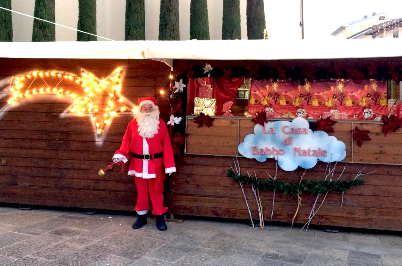 Il Covid non ferma Babbo Natale. La magia della slitta tra i bambini di Altopascio
