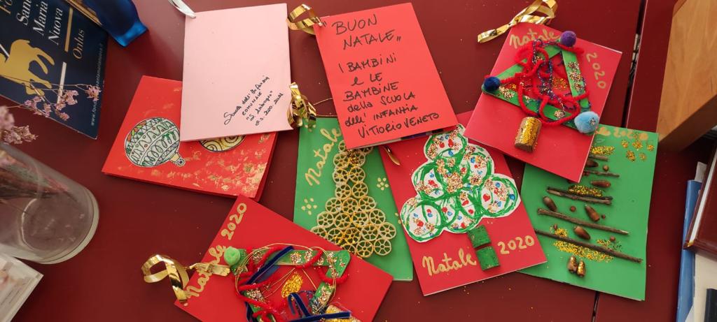 Disegni e messaggi per l’ospedale. I biglietti dei bambini addobbano l’albero di Natale di Santa Maria Nuova