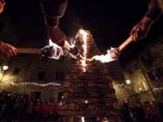 Abbadia San Salvatore si prepara alla magia delle Fiaccole: la Vigilia di Natale illumina il borgo amiatino