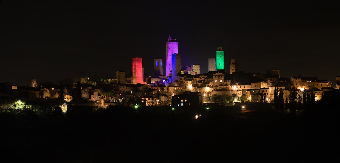 Natale ai tempi del Covid. Le torri medievali si colorano di speranza oltre la pandemia