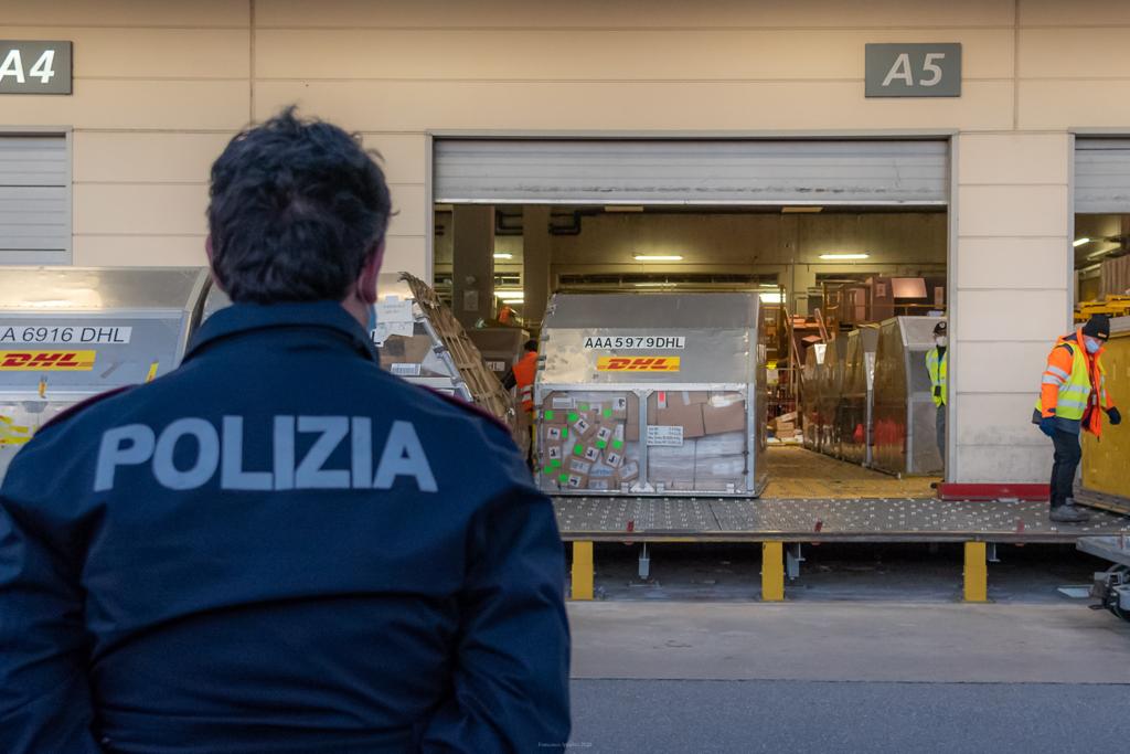 Vaccini per la Toscana, atterrato a Pisa aereo con un nuovo carico di dosi Pfizer