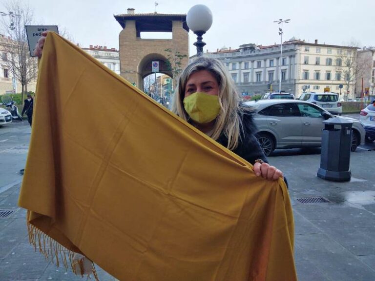 Coronavirus. Firenze si veste di giallo, il flashmob dei commercianti contro il sistema a ‘semaforo’