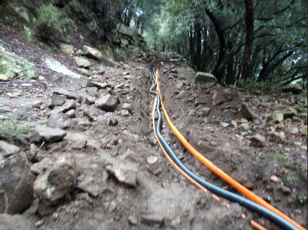La denuncia. Legambiente: «Antica strada all’Isola d’Elba sventrata per i cavi della fibra»