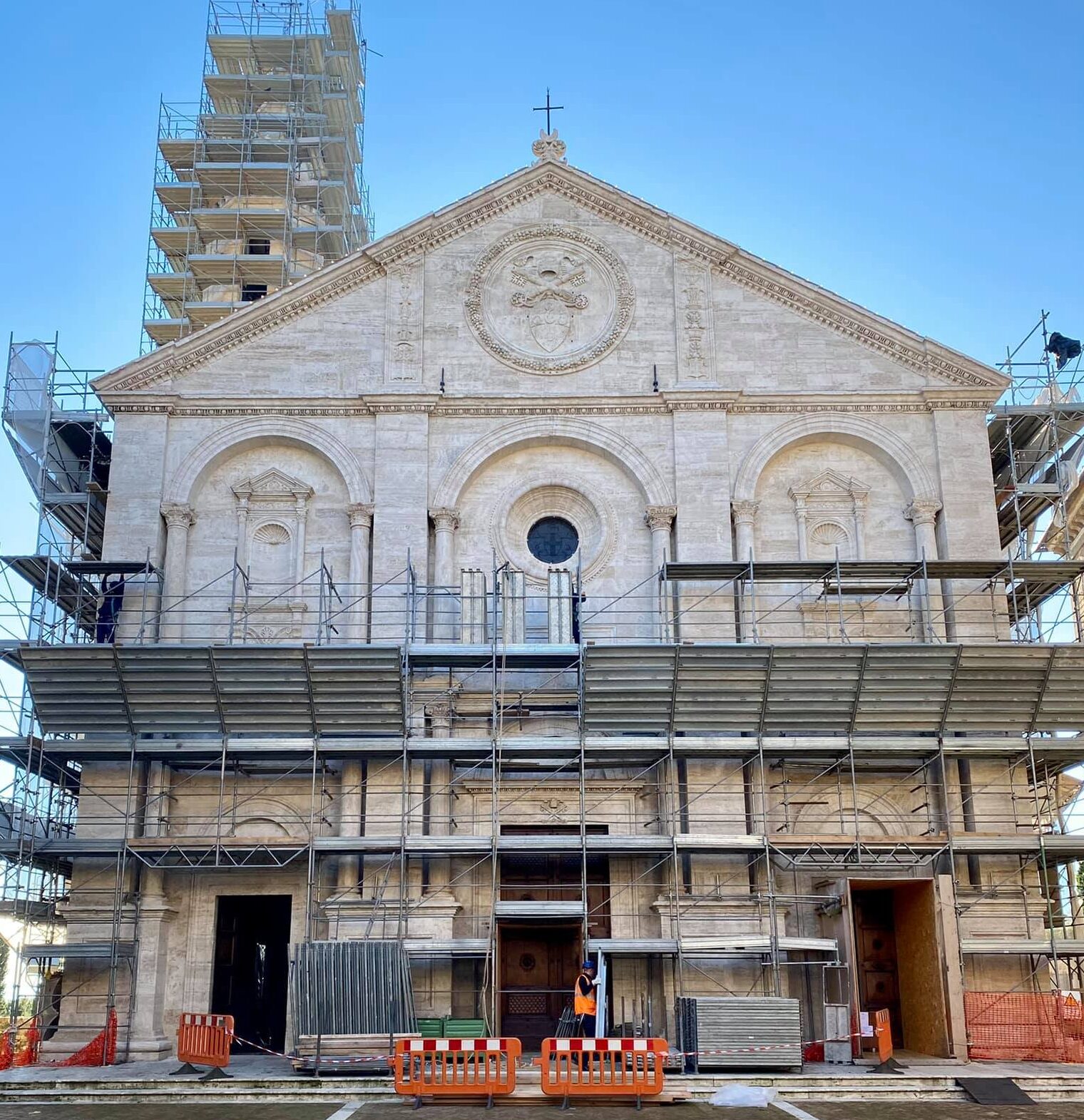 Torna a splendere la facciata del Duomo di Pienza. Via le impalcature, i lavori proseguono all’interno della Cattedrale