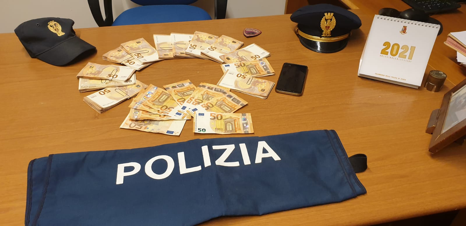 Furto e aggressione. Ruba denaro e si scaglia contro i poliziotti, arrestato 30enne