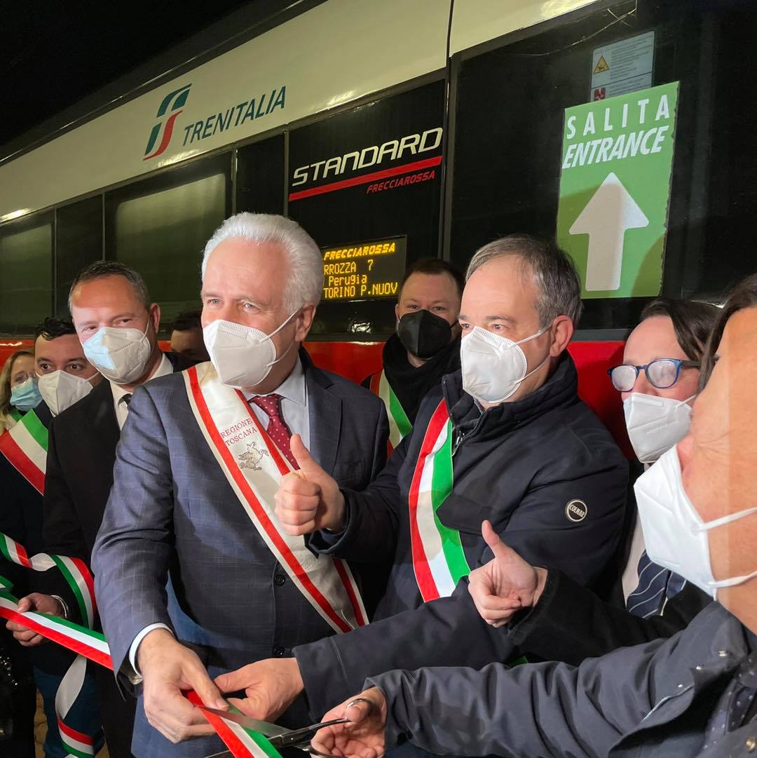 Prima fermata. Frecciarossa sosta a Terontola, esultano amministratori umbri e toscani