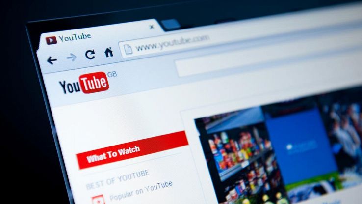 Cyber bulli si infiltrano nell’assemblea d’istituto e nella chat spuntano frasi omofobe e inneggianti al Duce
