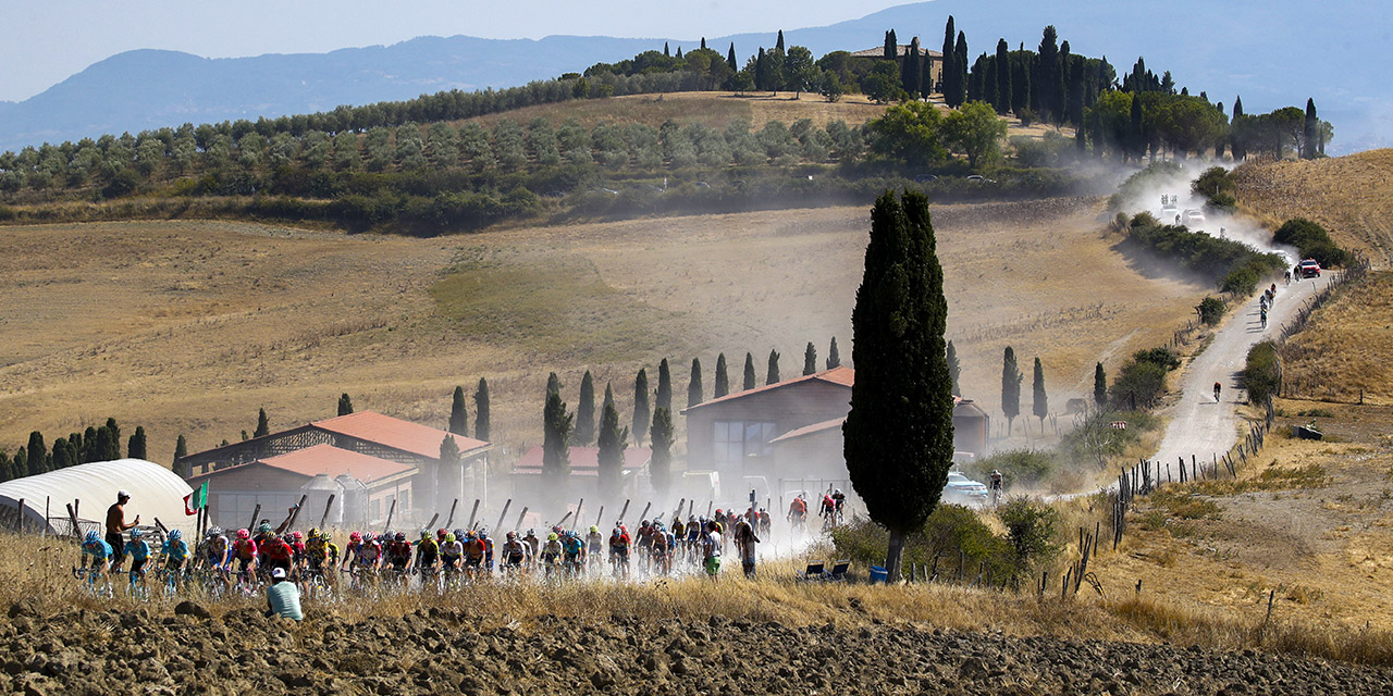 Pogacar a caccia del tris alle Strade Bianche e Siena è già in festa