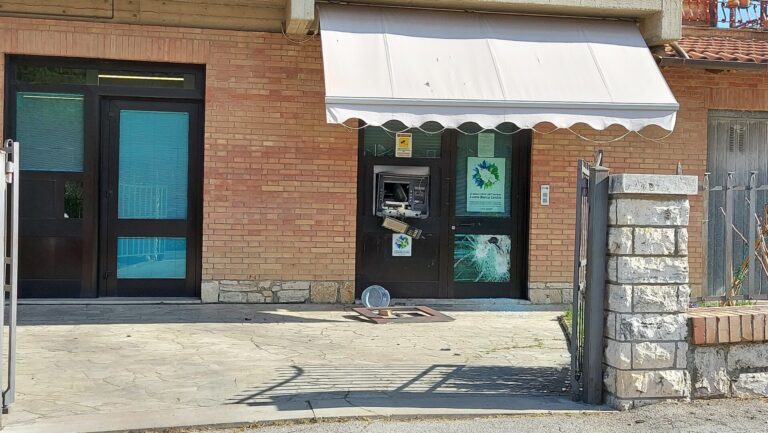 Fanno esplodere il bancomat, messi in fuga dai cittadini. Paura nella notte ad Arbia
