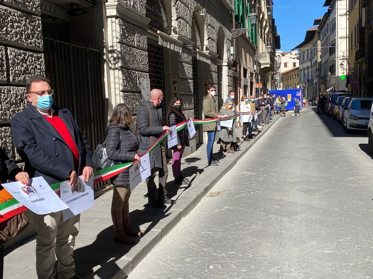 “Salviamo le imprese”. Catena umana del terziario lunga 1 km per chiedere di far convivere salute e lavoro