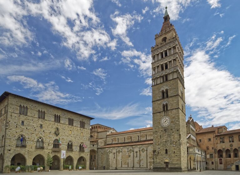 Crolla il solaio alla festa di matrimonio a Pistoia, 35 feriti. Tra i ricoverati anche gli sposi