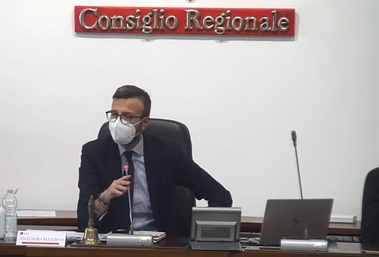 Il Covid non arretra, Mazzeo: «Usare le mascherine anche nei luoghi affollati all’aperto»