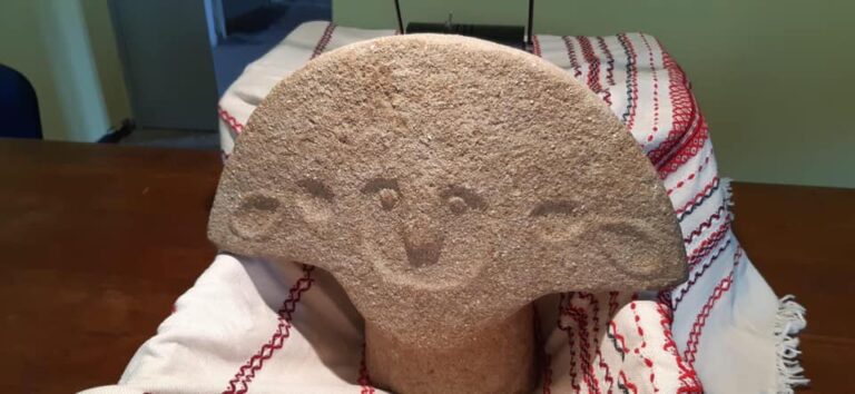 Ritrovata statua stele lungo la via Francigena, è una figura di donna datata 5mila anni fa