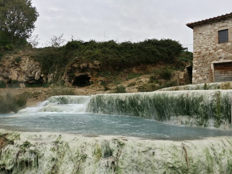 Cascate del Mulino di Saturnia, una piattaforma per la gestione dei flussi. Sindaco Morini: «E’ la prima volta nella storia»