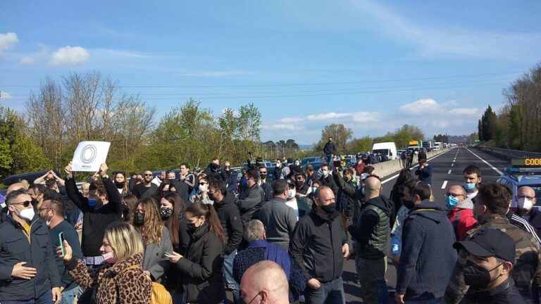 I ristoratori protestano per le aperture e bloccano l’autostrada A1 a Incisa. Investiti due manifestanti