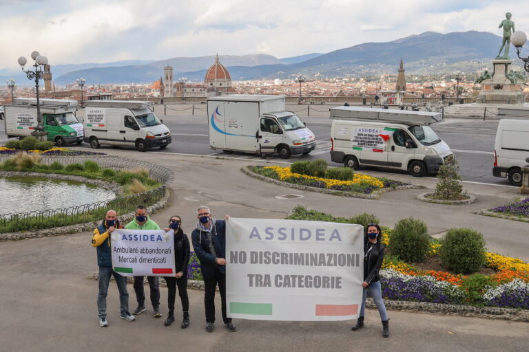 Ambulanti in corteo, 1300 furgoni per le vie di Firenze e Pistoia. Le richieste per il settore