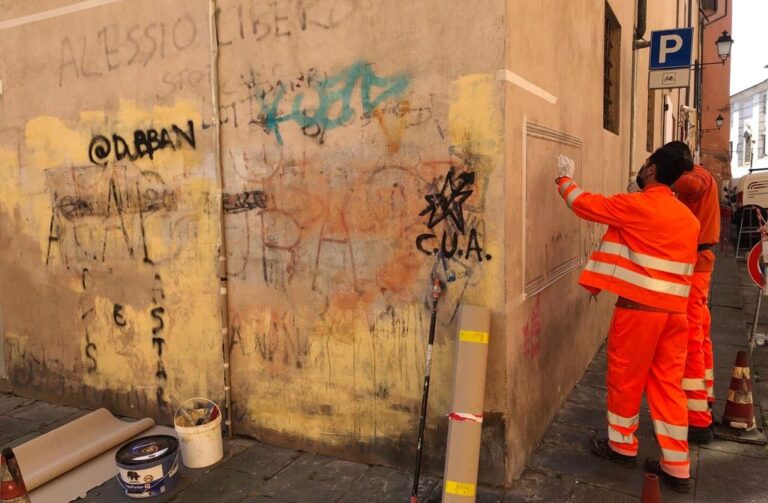 Lotta al degrado, via le scritte dai muri. «Restituito alla sua bellezza un angolo tra i più belli di Pisa»