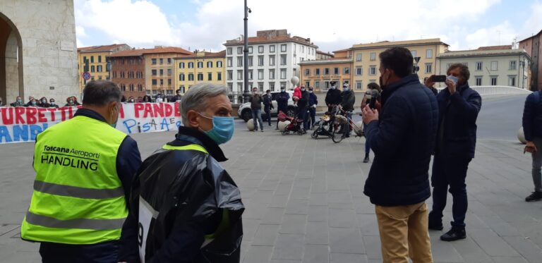 Flash mob addetti Toscana Aeroporti Handling. Sindaco Pisa: soci pubblici siano dalla parte lavoratori