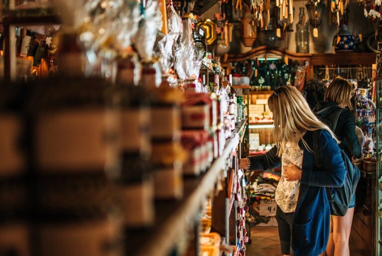 Commercio, oltre 28mila imprese: guidano abbigliamento e alimentari