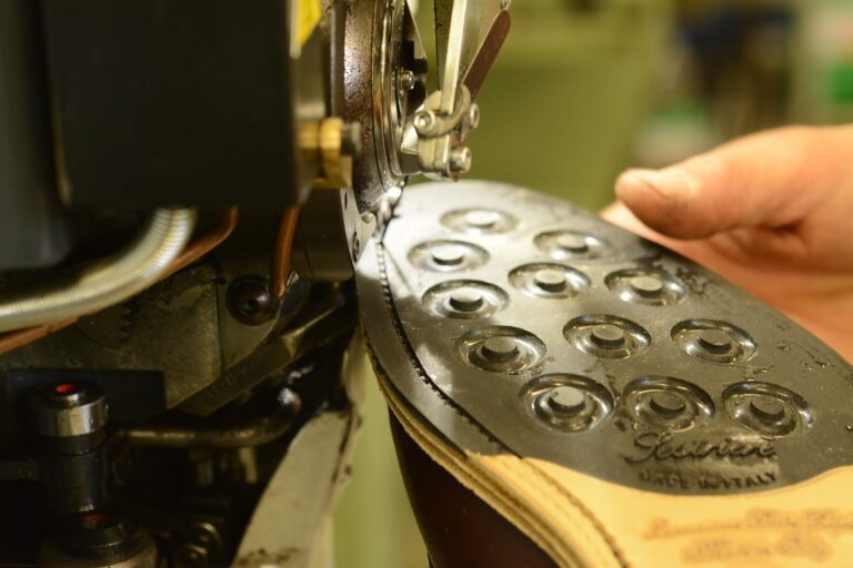 L’export delle calzature toscane crolla del 21%. Usa a -38%. Giù aziende (-77) e addetti (-1106)