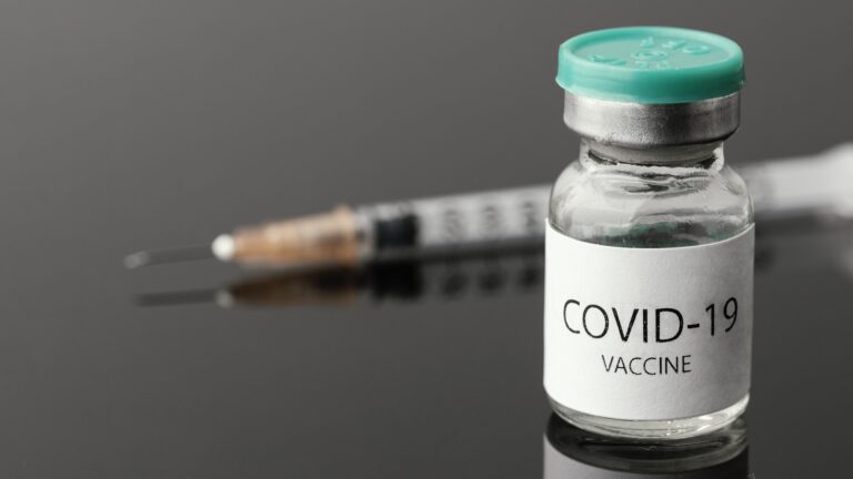 Covid, gli over40 possono prenotare la terza dose di vaccino. Da lunedì le somministrazioni