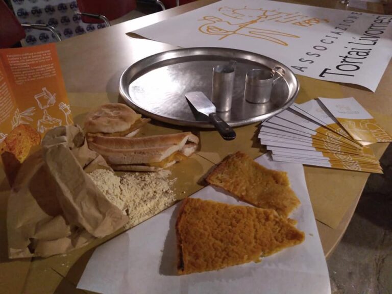 A Livorno domani è 5e5day, prezzi speciali e sfida a colpi di selfie per il panino con la torta di ceci