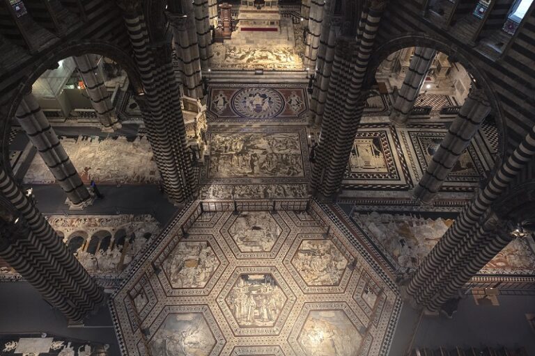 Il Duomo di Siena scopre straordinariamente il suo pavimento
