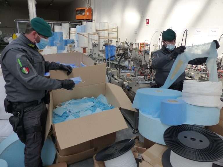 La Gdf sequestra 2 milioni di mascherine e blocca la produzione illegale in 3 aziende