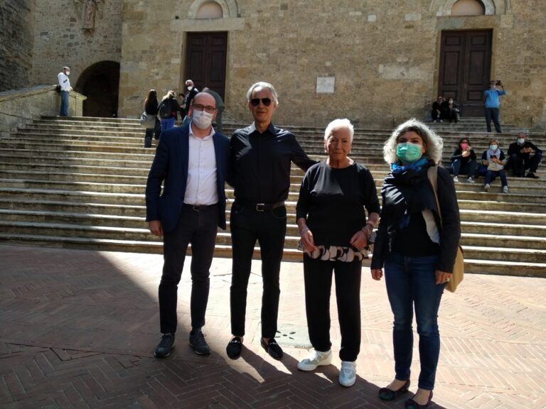 Andrea Bocelli a San Gimignano, arrivo a cavallo e canto in Duomo