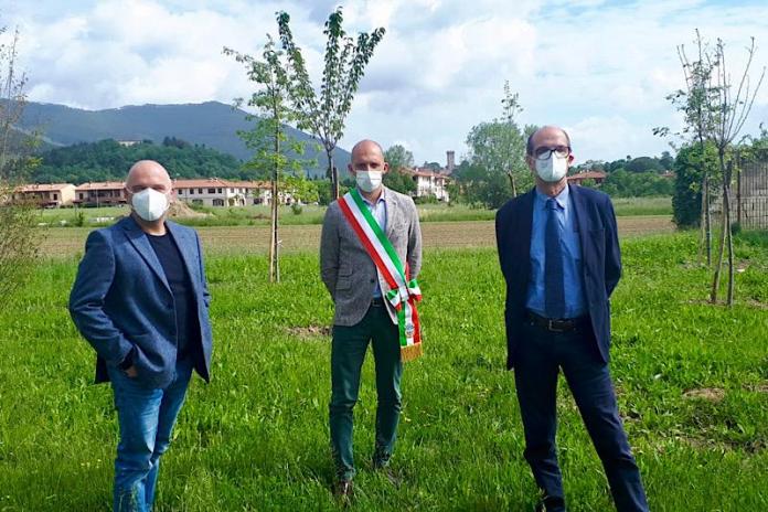 Un parco della memoria a Vicopisano, piantumati 54 alberi per le vittime del Covid