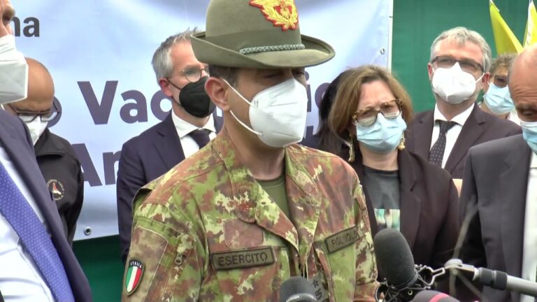L’appello del generale Figliuolo da Siena: «Vacanze? Programmatele in base alla vaccinazione»
