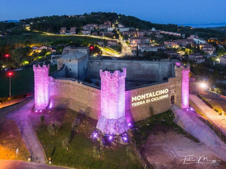 Arriva il Giro d’Italia e la Fortezza si colora di rosa. Montalcino, terra di ciclismo