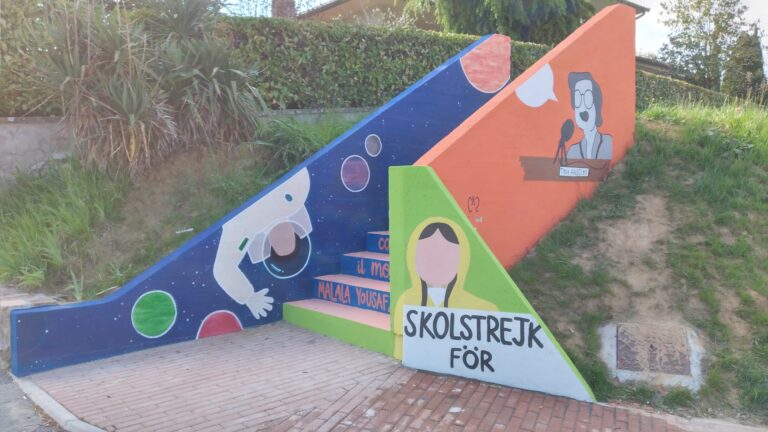 Omaggio a donne e diritti, a Castelnuovo Berardenga gli studenti riqualificano gli spazi urbani con i murales
