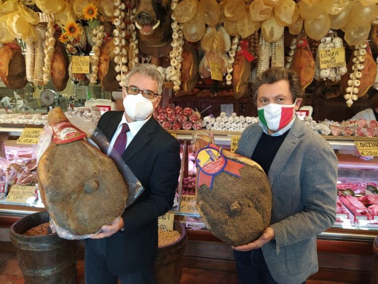 Castiglion Fiorentino e Norcia, sfida a colpi di prosciutto crudo. Quale è il più buono?