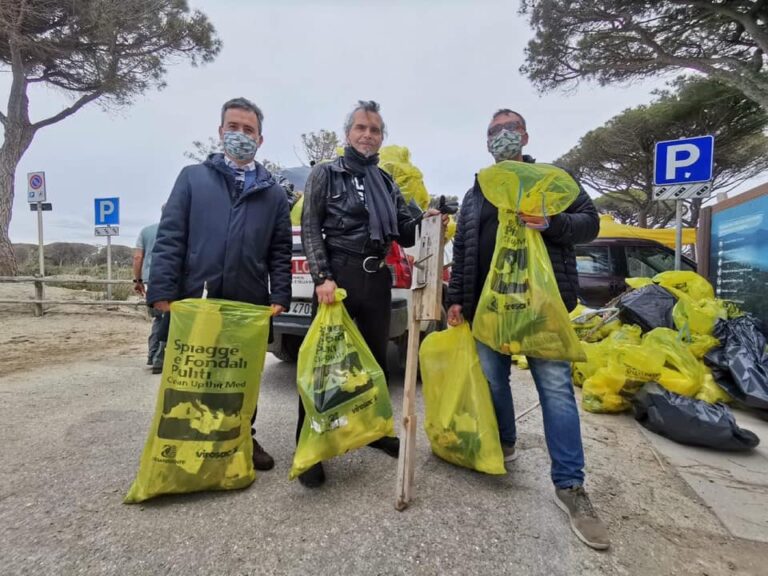 Clean beach tour, Pelù pulisce la spiaggia di Marina di Alberese con Legambiente