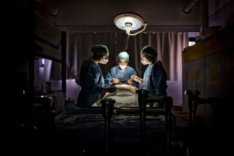 L’anima del corpo, gli scatti nella sala delle autopsie del San Luca di Lucca firmati Betty Colombo