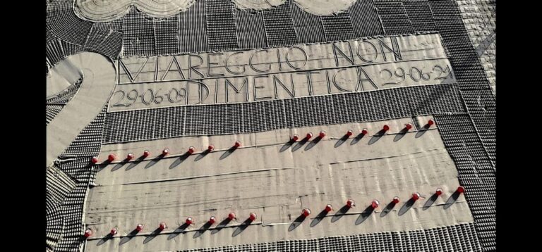 Strage Viareggio, sulla sabbia opera d’arte e 32 palloncini in ricordo delle vittime