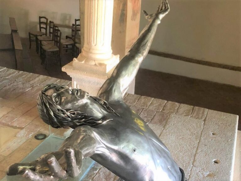Il Cristo Misericordioso di Cartone, opera benedetta dal Papa, nella Collegiata di San Leonardo