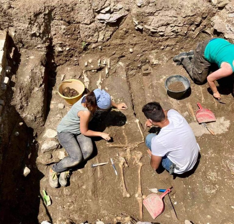 Sepolture medievali e antico chiostro riemergono a Pisa nel giardino di una chiesa